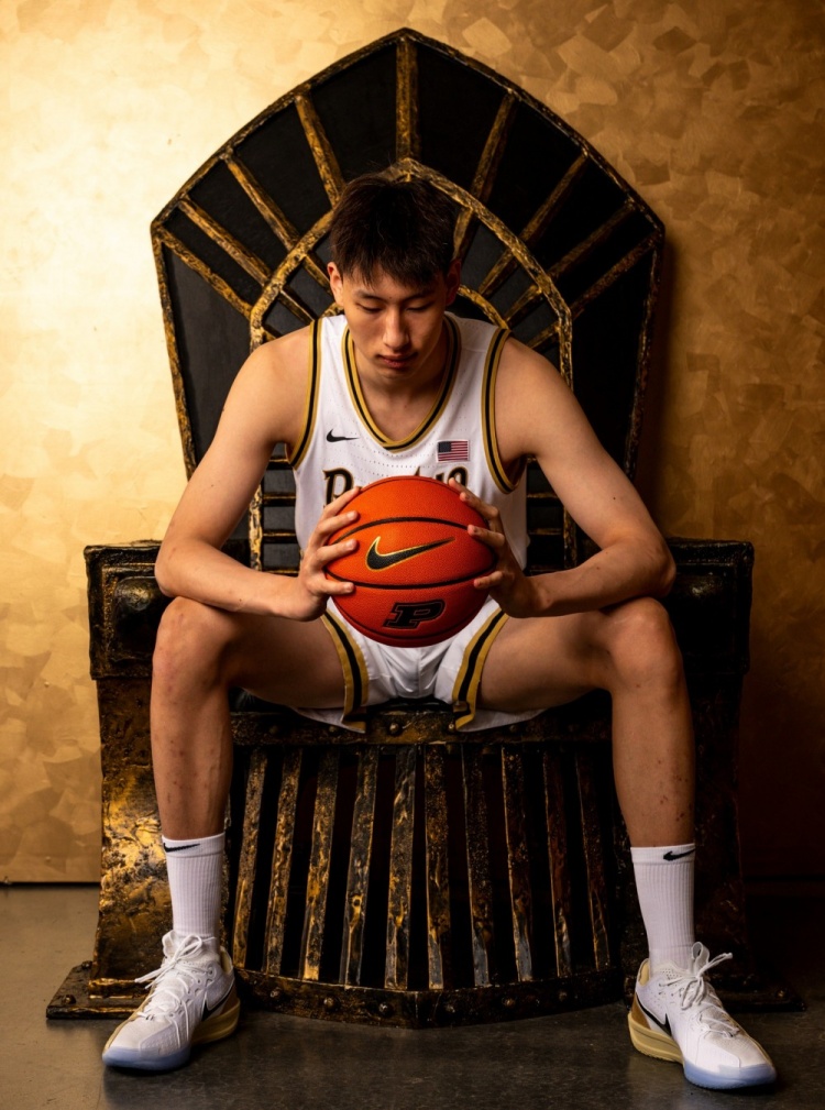 开云app-访校第一站！郇斯楠晒出参观普渡大学的照片：普渡大学男篮加油？