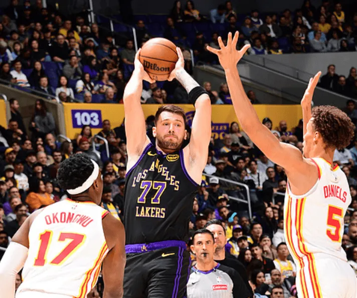 开云-湖人目前三分16中9领先老鹰16分，昨日全队三分36中8仅22%