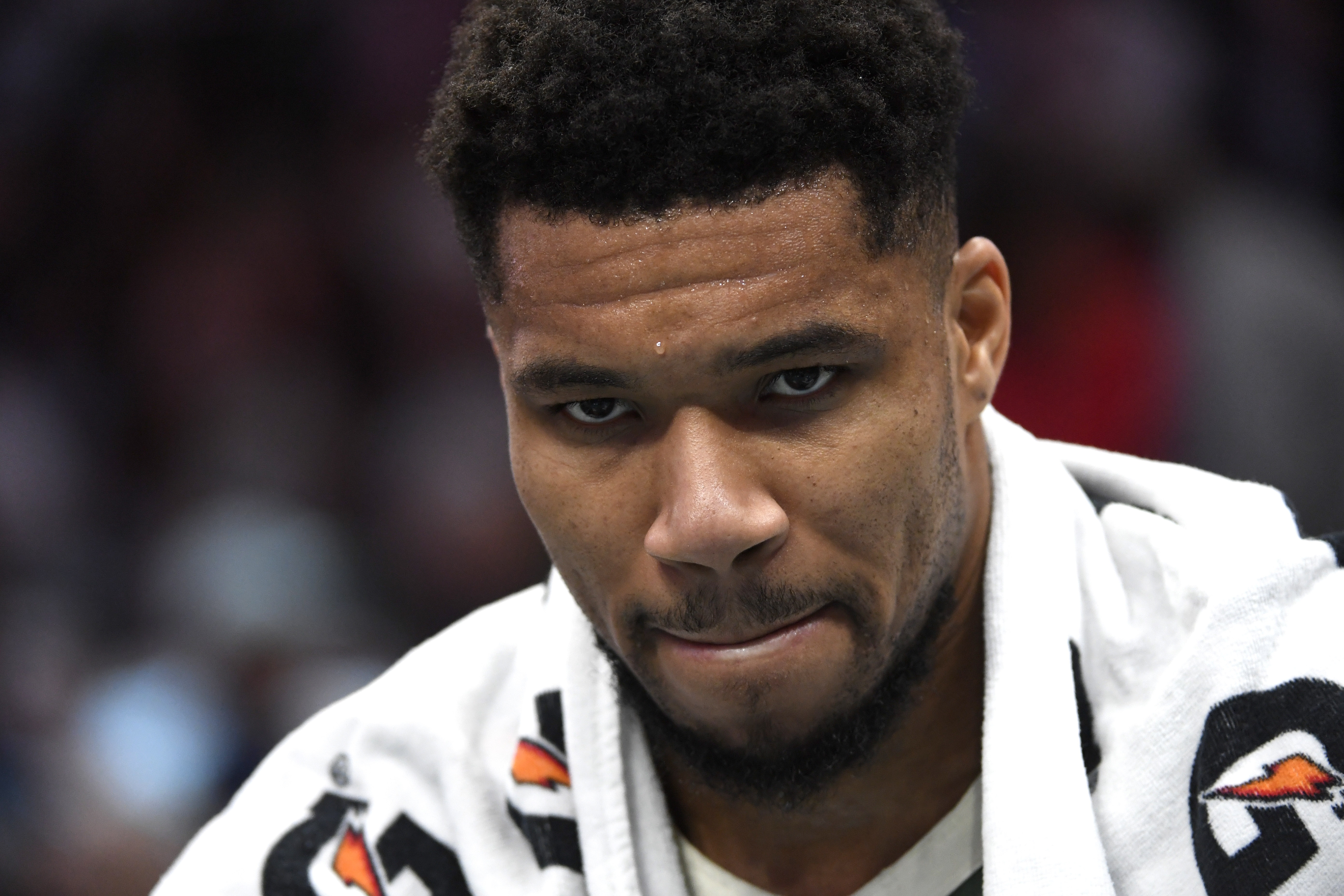 开云官网-无心恋战？字母哥最后时刻伤退&amp;8中4拿到22分13板7助 罚球16中14